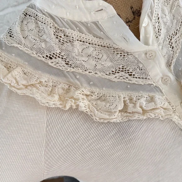 Gimmicks by BKE Cream Lace Accent Blouse - Picture 4 of 7